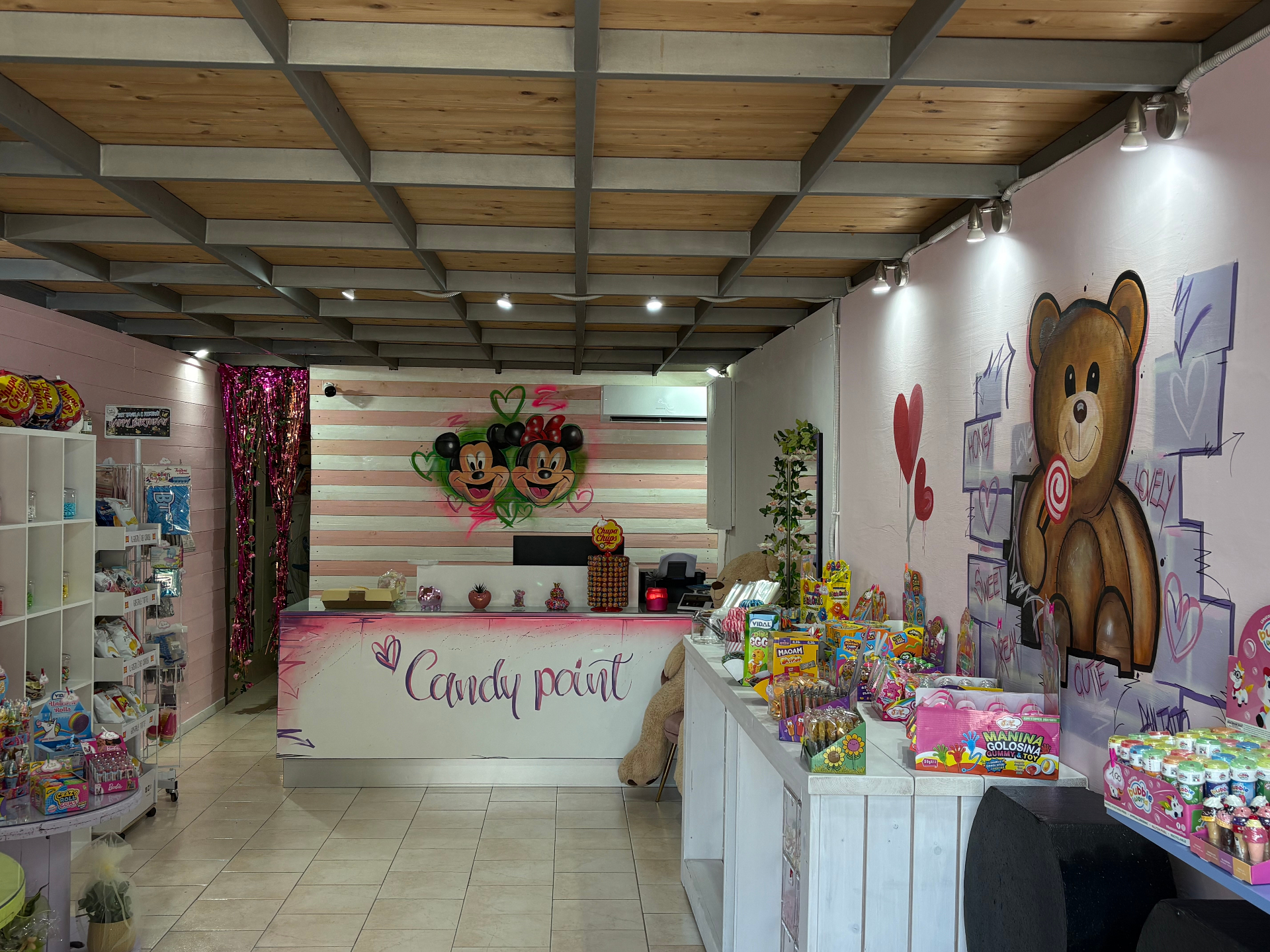 Interno del negozio Candy Point a Ostuni con caramelle e decorazioni